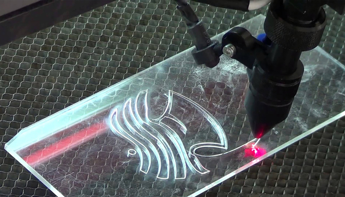 khắc Laser trên bề mặt có khó không