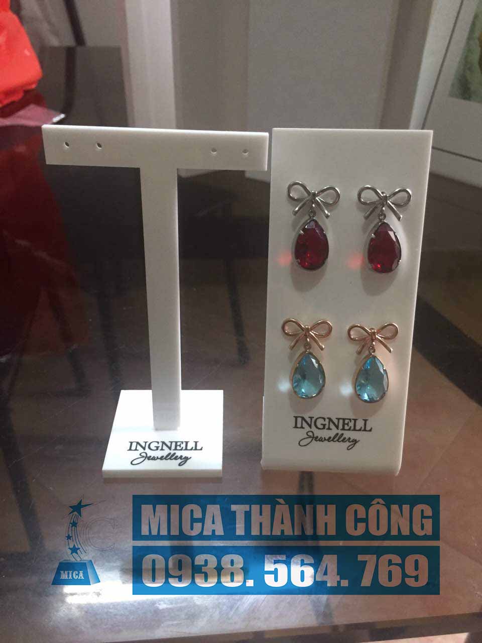 kệ mica trưng bày nữ trang