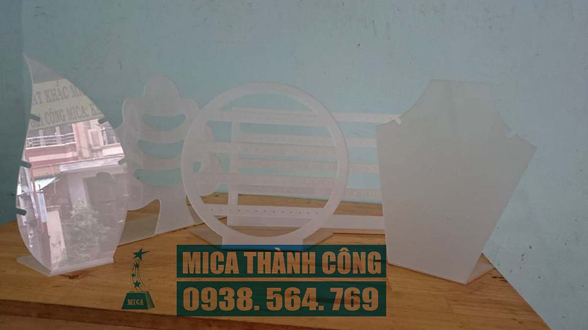 kệ mica trưng bày nữ trang