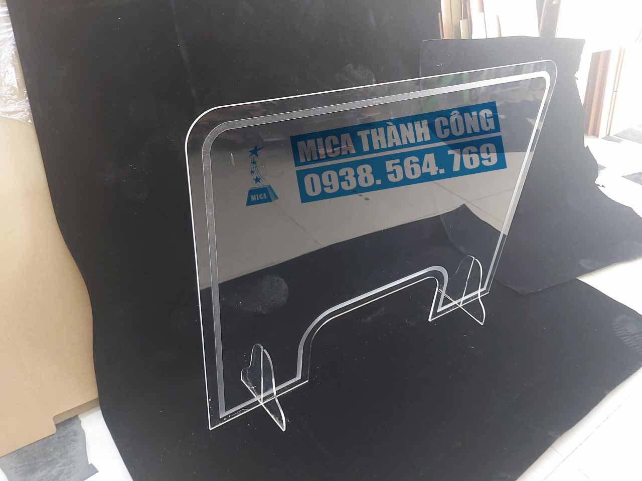 Tấm chắn giọt bắn mica để bàn