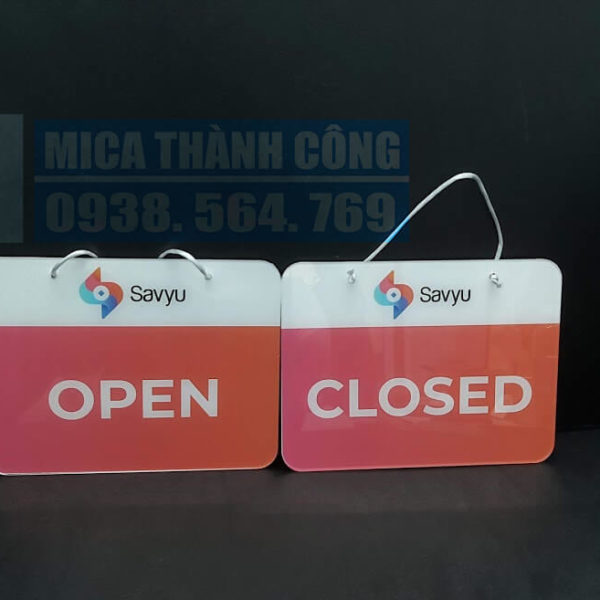Bảng mica Open/Close treo tại cửa