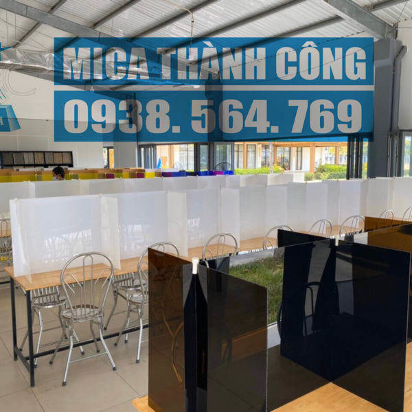 Tấm chắn mica cho bàn ăn