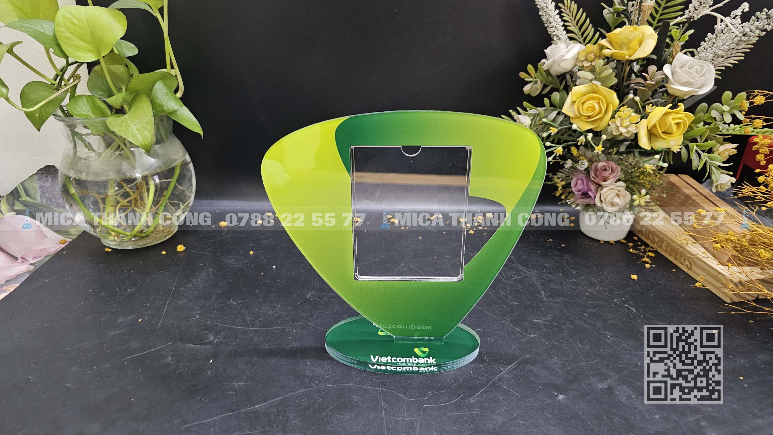 Kệ Mica để Bàn với Khe Nhét Mã QR cho ngân hàng