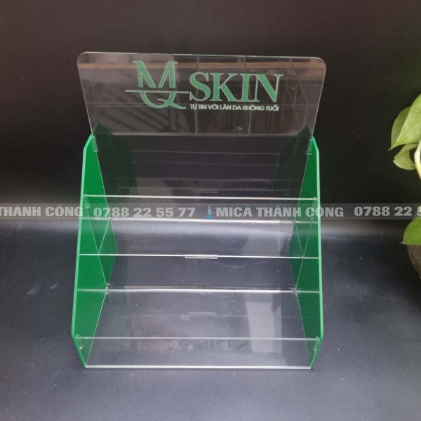 Kệ mica bậc thang trưng bày sản phẩm