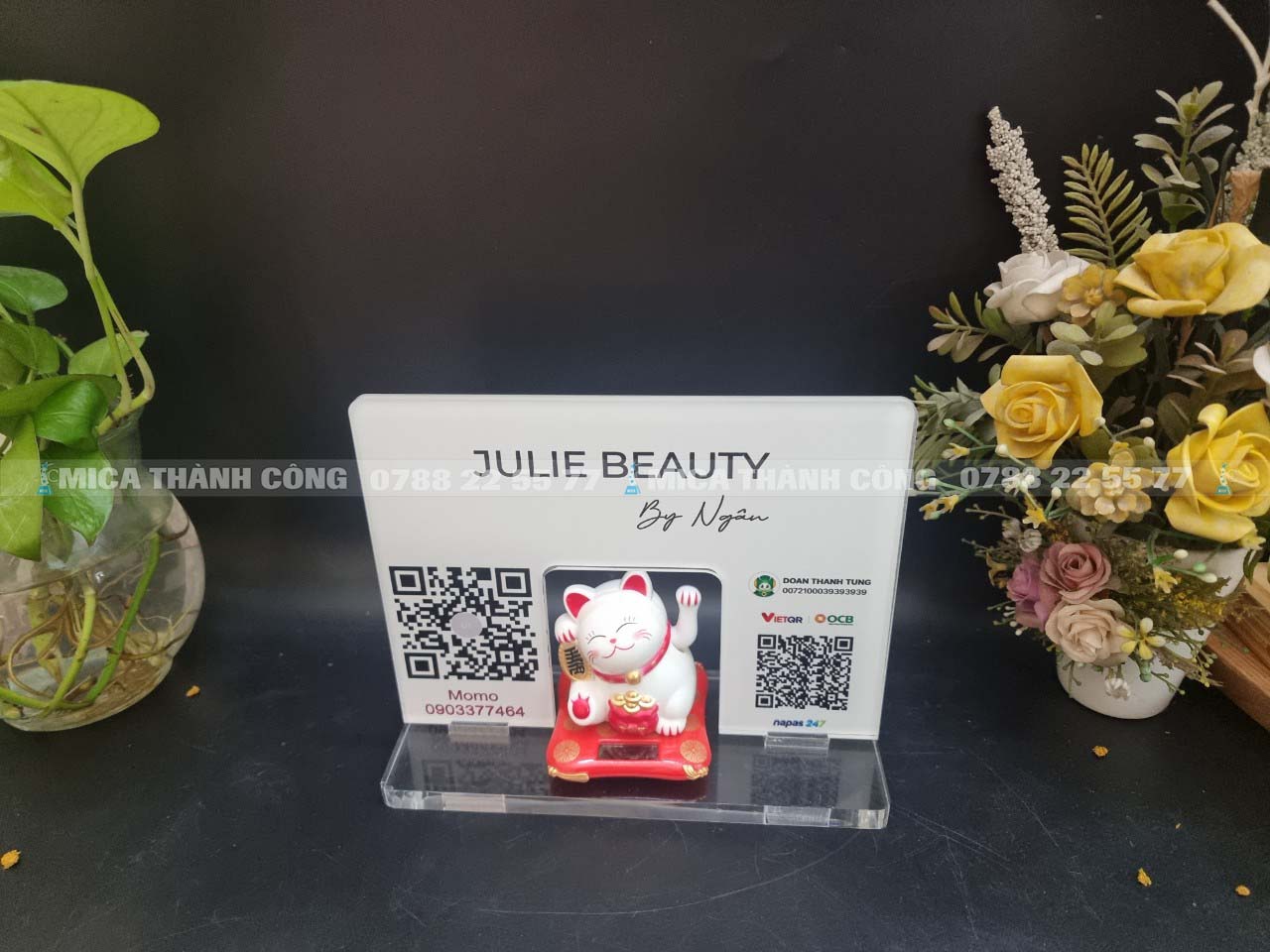 Kệ Mica Quét Mã QR Mèo Thần Tài