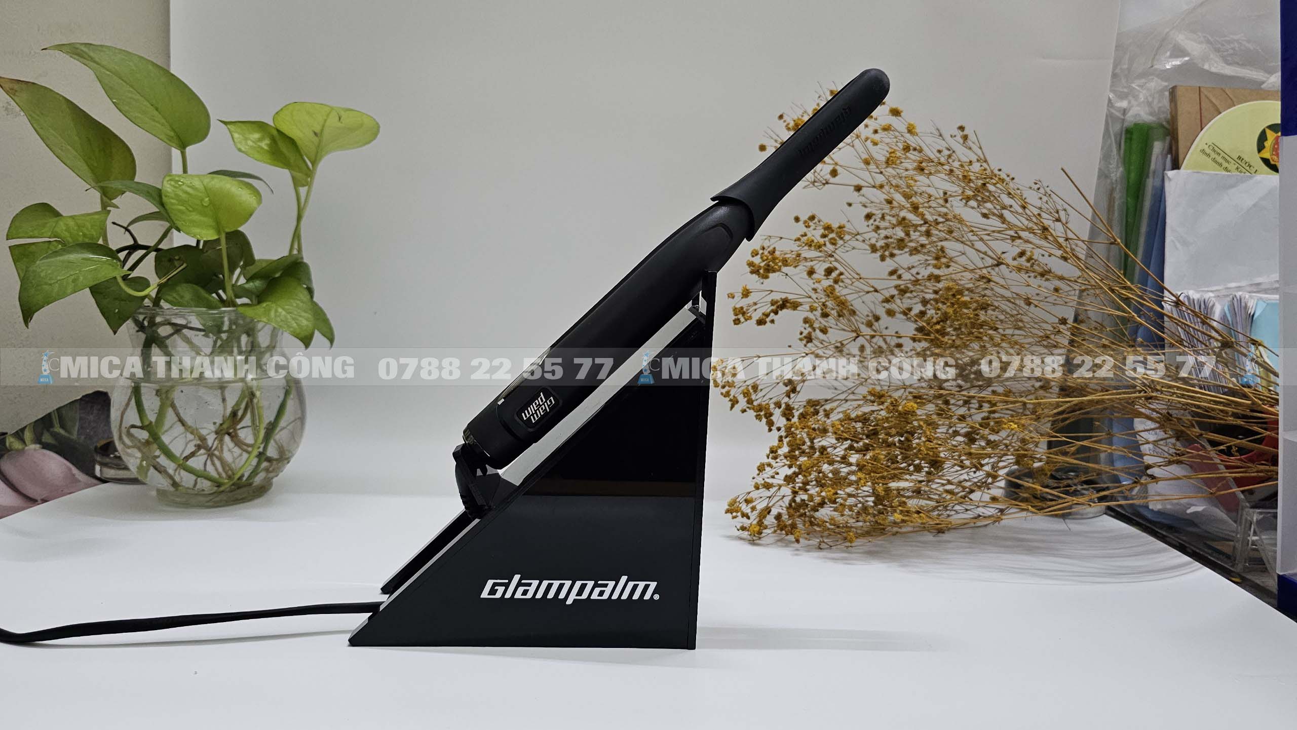 Kệ mica trưng bày máy kẹp duỗi tóc