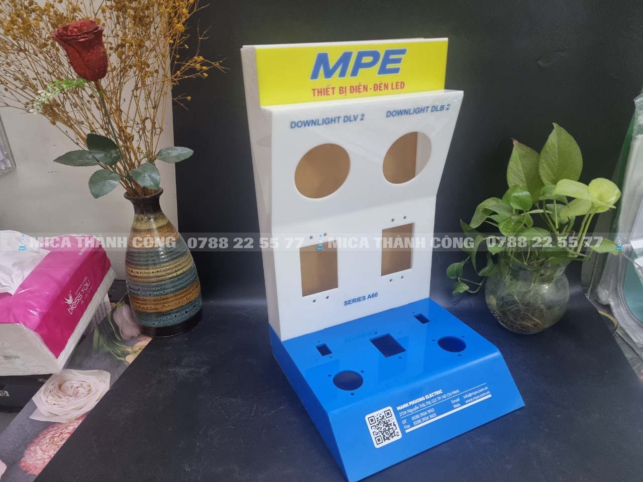 Kệ mica trưng bày thiết bị điện