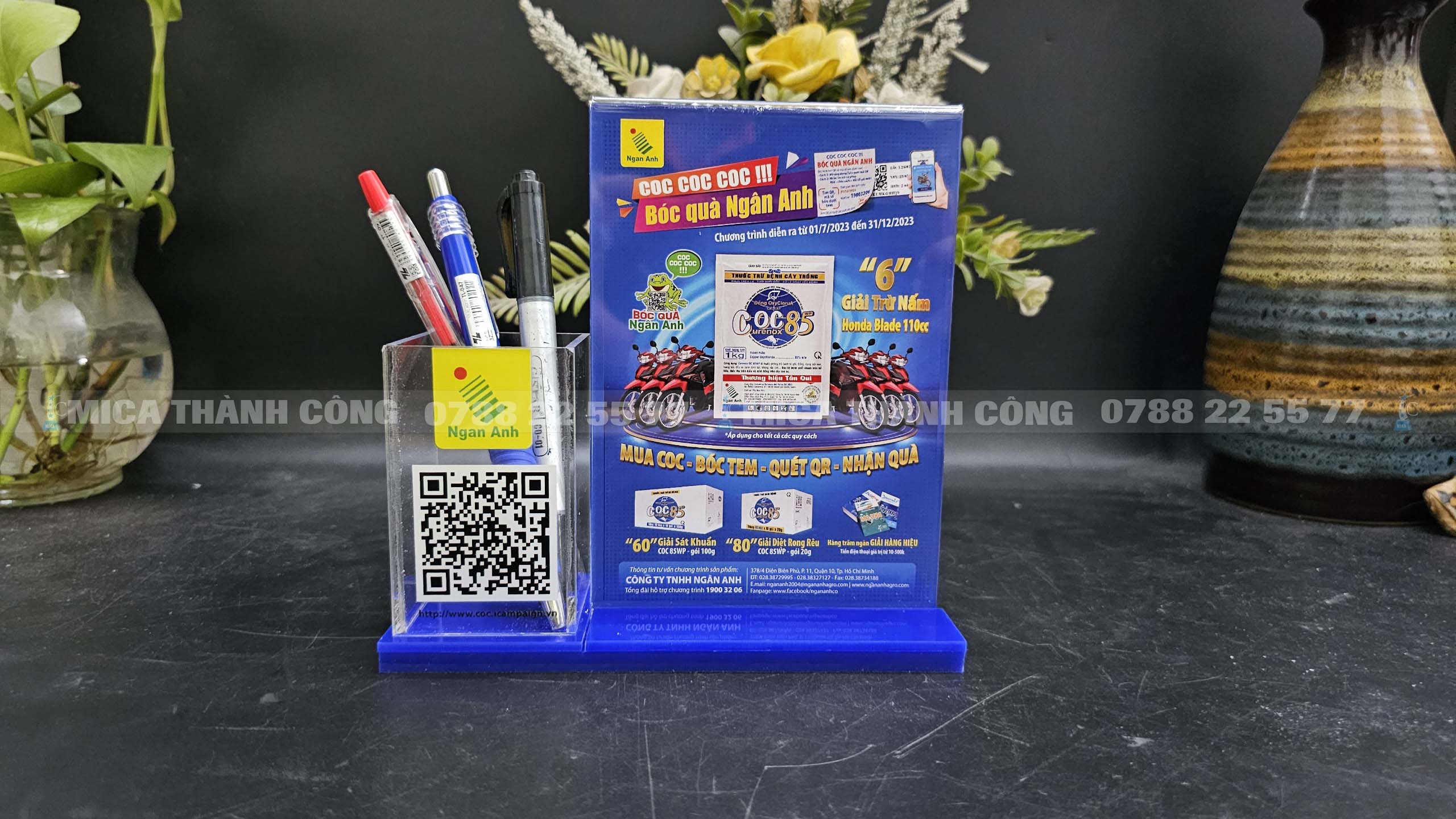 Menu mica để bàn có hộc đựng viết