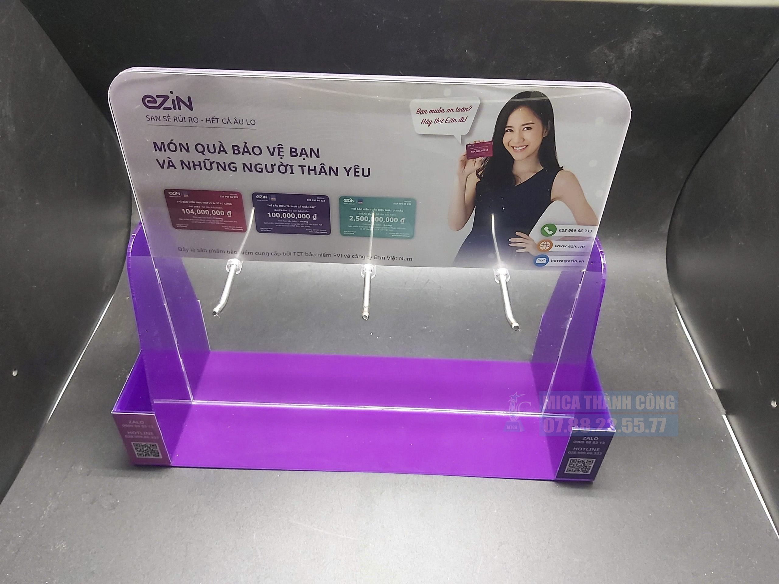 Kệ mica trưng bày có móc treo
