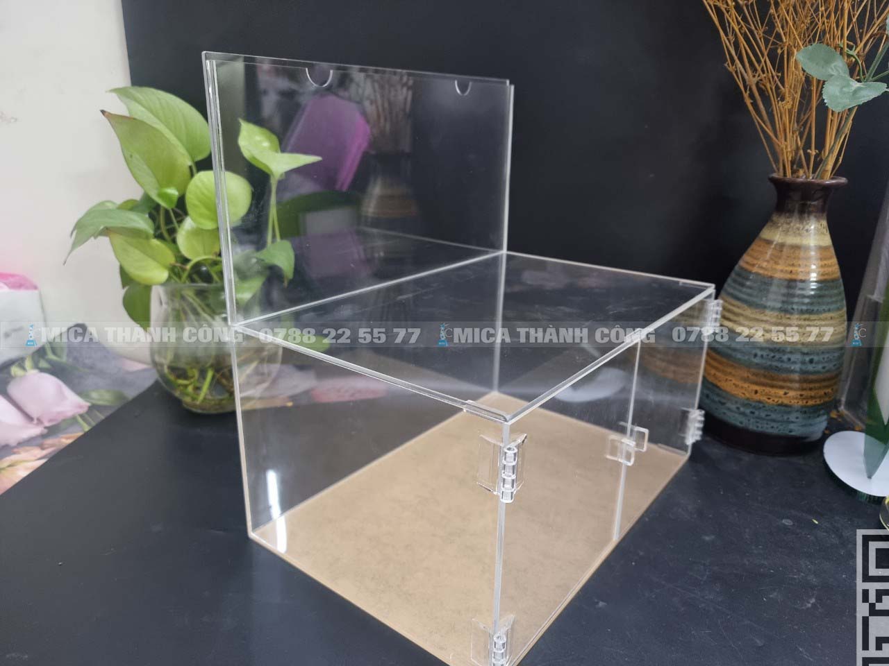 Tủ Mica Có Cửa và Khe Lồng Giấy