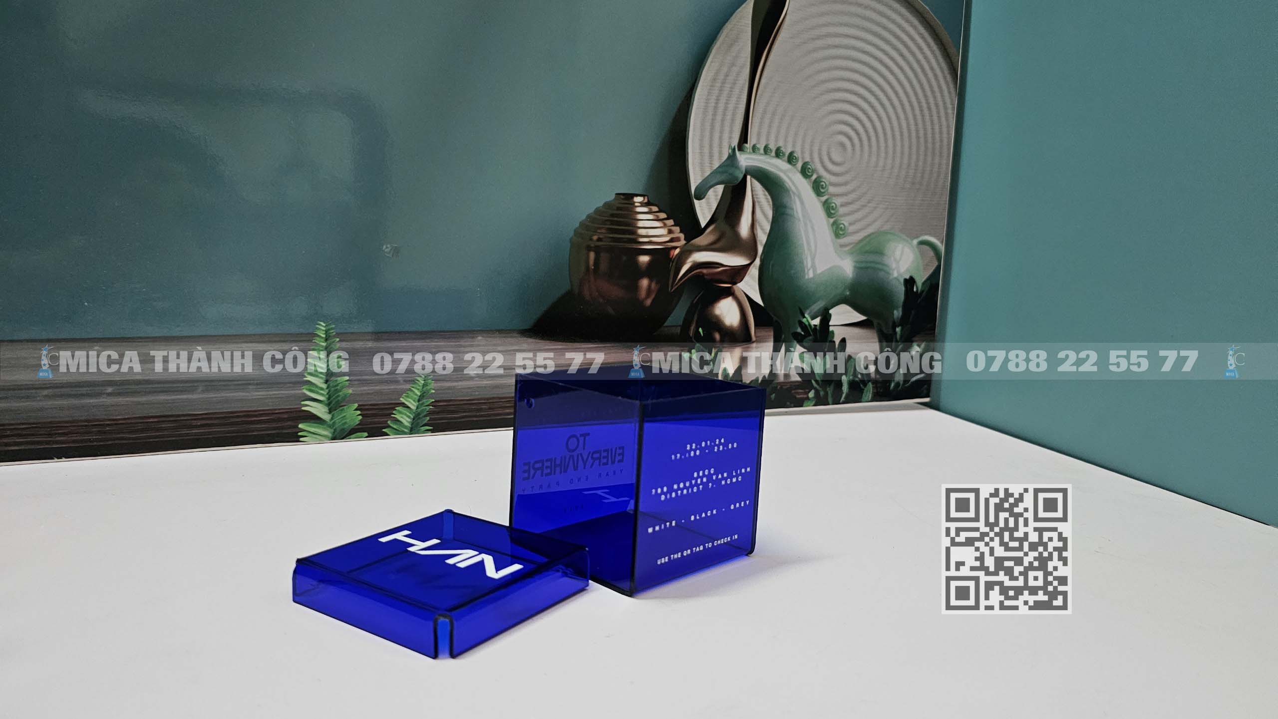 Hộp mica trưng bày màu xanh