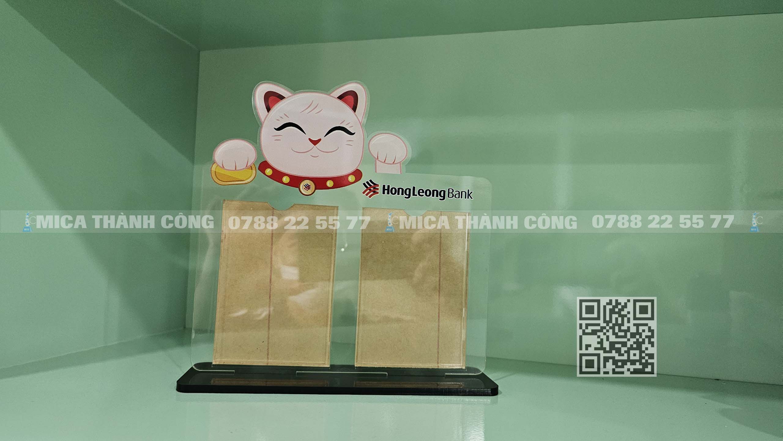 Kệ Mica Quét Mã QR có hộc đựng tờ rơi